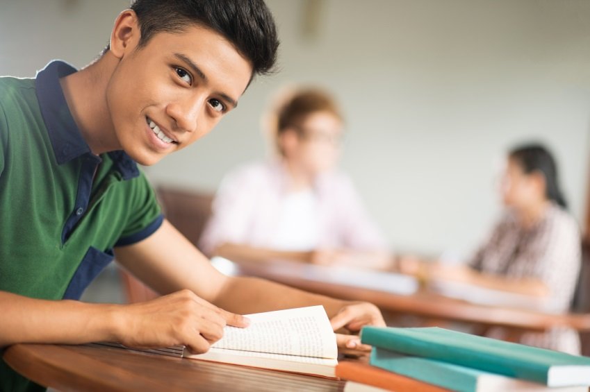 Conoce cómo puede ayudarte tu institución local a obtener una beca en el extranjero