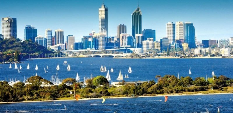 Estudia en la Universidad de Western Australia, una de las universidades mejor catalogadas del mundo