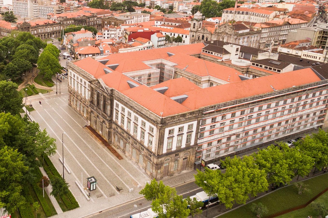 /pt/noticia/post/universidade-do-porto-conheca-uma-das-mais-importantes-instituicoes-de-portugal?display=vivaportugal