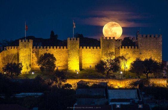 A beleza do Castelo de São Jorge em uma noite enluarada