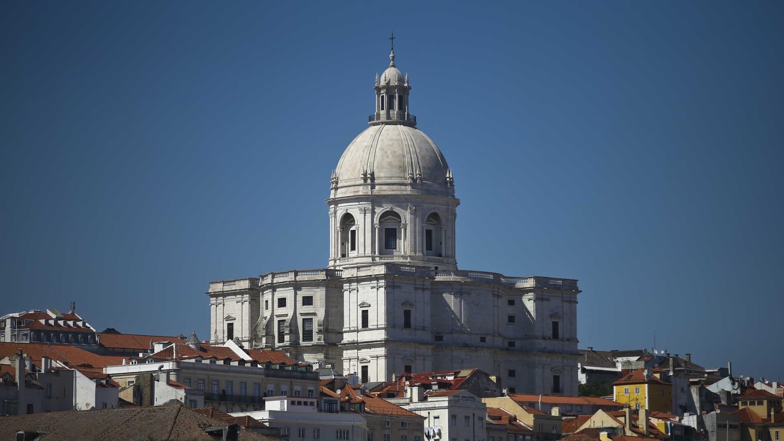 De longe é possível ver o imponente Panteão Nacional de Lisboa