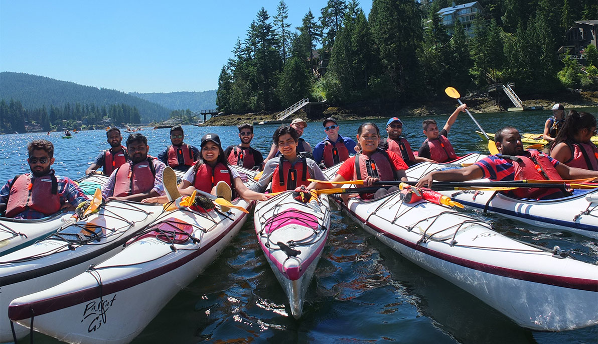 Sinh viên chèo thuyền kayak ở Vancouver
