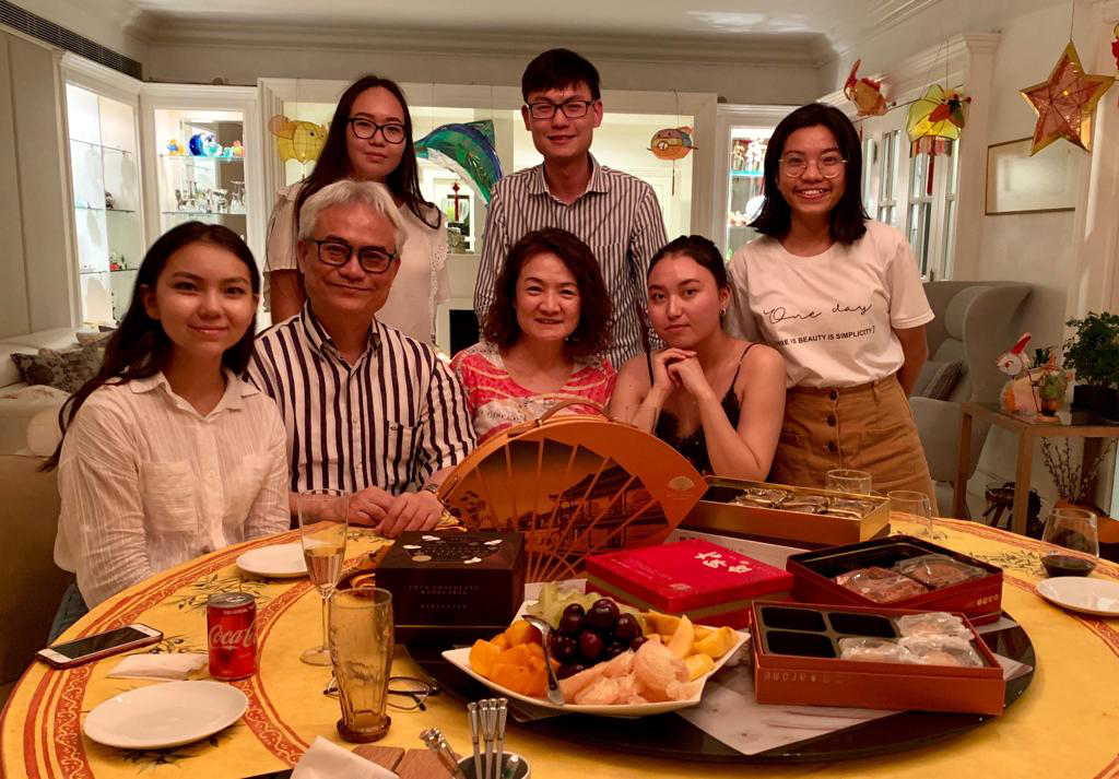 PHAM NGOC MAU TAM - Pham (em pé na direita) com sua família anfitriã de Hong Kong e amigos comemorando o Festival de Meados do Outono.