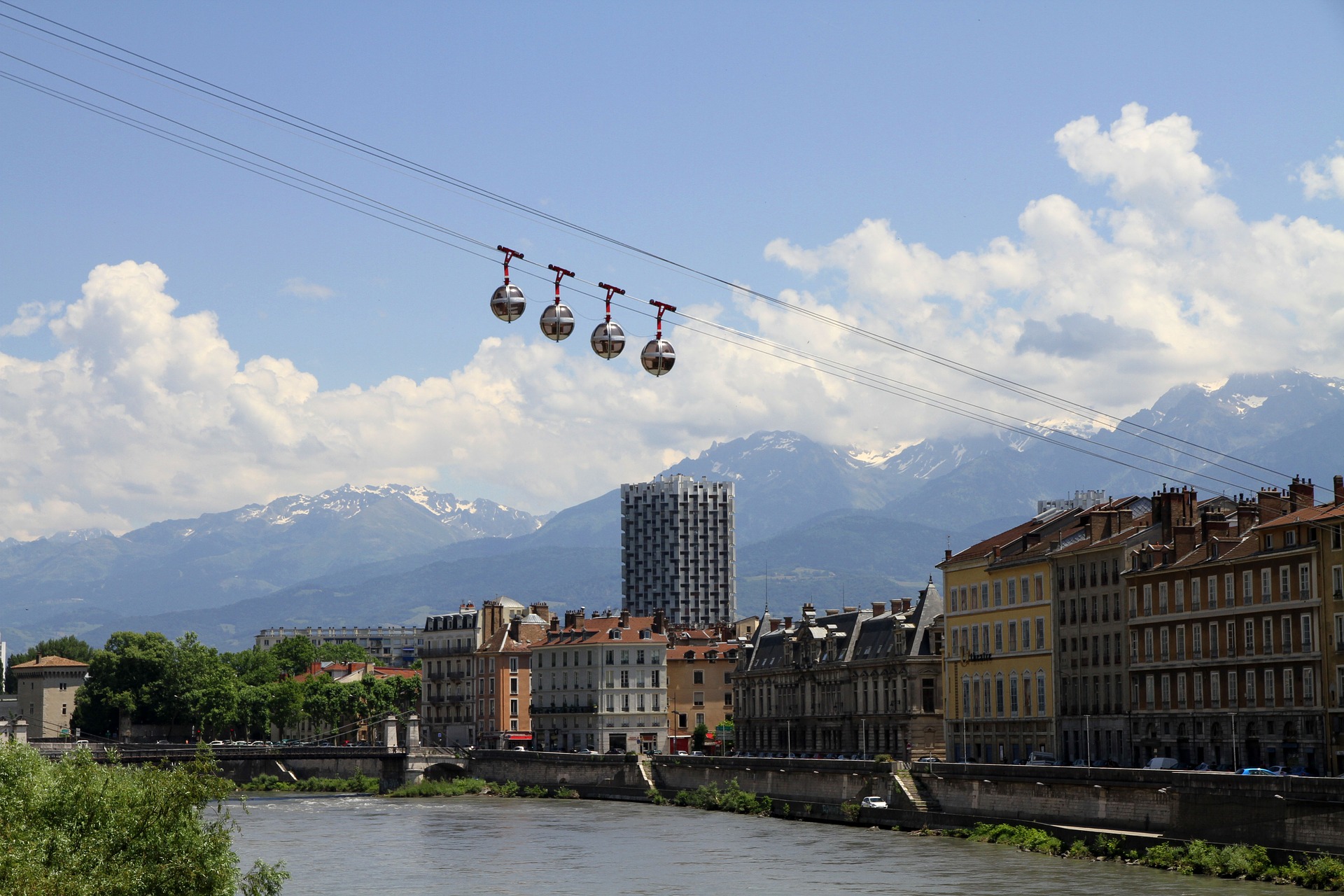 A cidade de Grenoble e os Alpes ao fundo