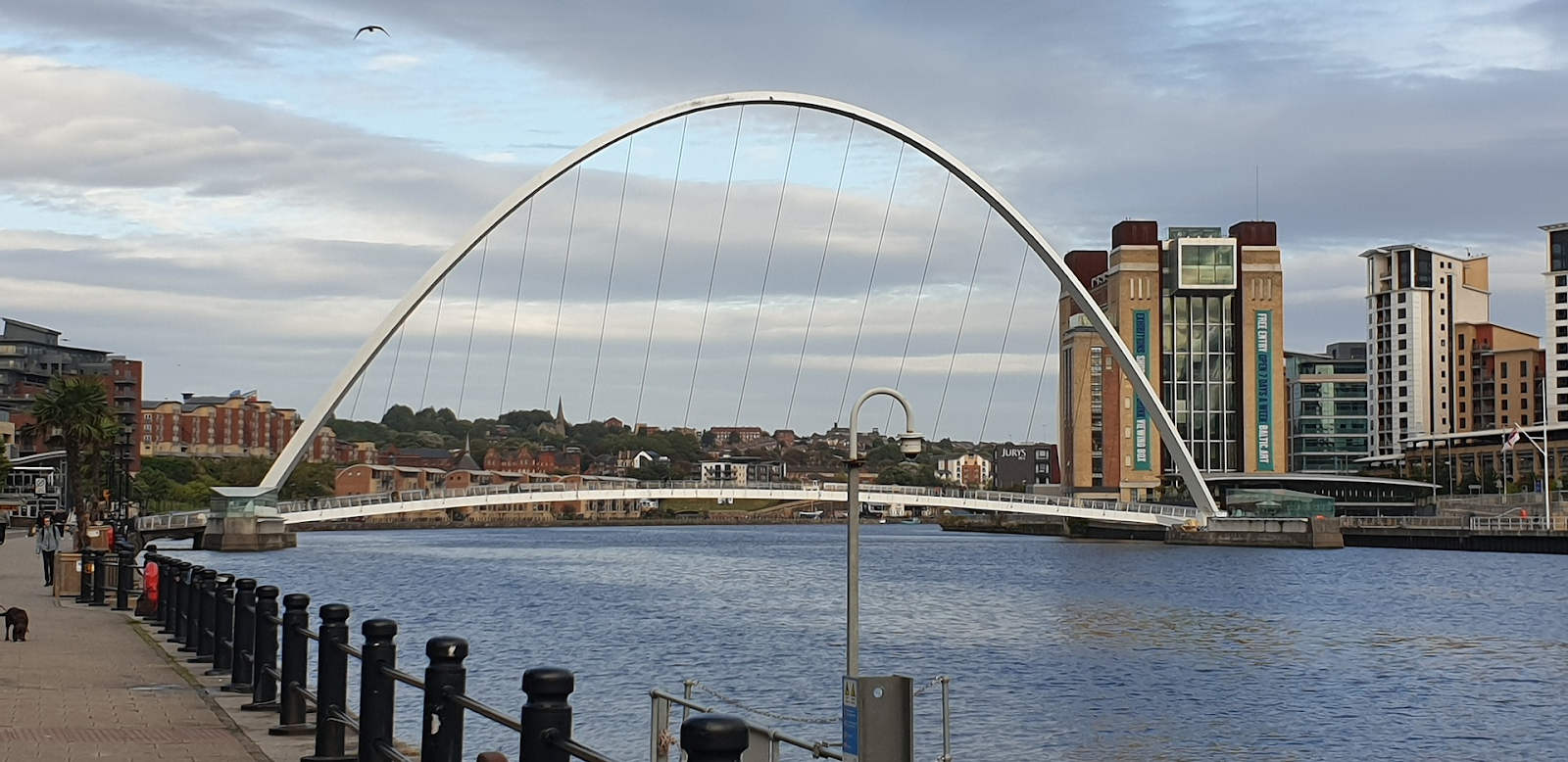 Newcastle upon Tyne, cidade universitária no rio Tyne, no Nordeste de Inglaterra