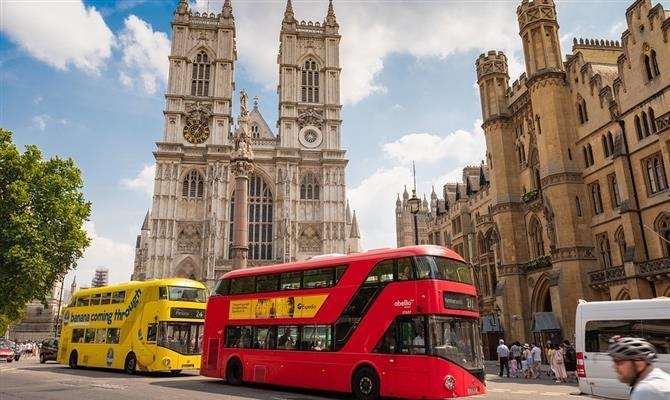 O tradicional ônibus vermelho, de dois andares de Londres